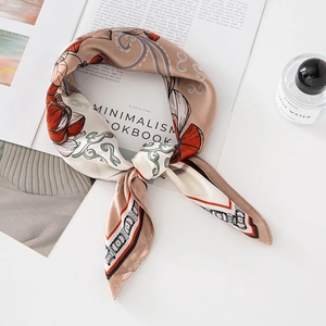 Carré de soie beige et orange élégant avec un motif de chaînes vintage et fleurs