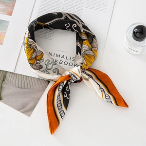Foulard en soie imprimé floral avec motif rétro sur fond de bureau blanc chic