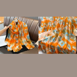 Scialle da spiaggia in chiffon floreale con motivi a onde astratte arancio e blu