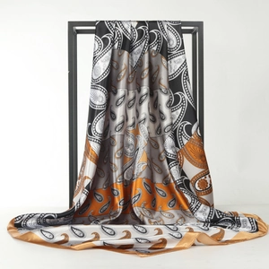 Französisches Seidentuch mit Paisley-Muster in Schwarz und Gold-Kontrast