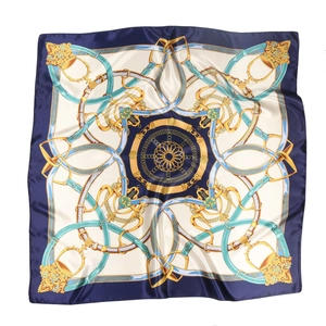 Détail du foulard carré 90cm aspect soie avec motif chaîne vintage et boucle dorée