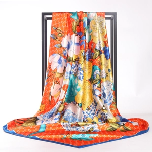 Foulard en soie à imprimé fleuri et monogramme de luxe rouge et orange pour femme