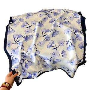 Écharpe en satin de soie avec imprimé magnolia bleu clair et bordure bleu marine