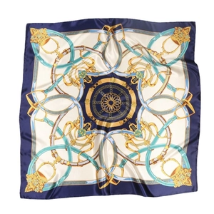 Carré de soie 90cm avec chaîne dorée vintage et imprimé floral baroque marine et crème