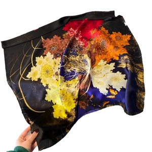 Sciarpa di seta artistica con stampa floreale e farfalle colorate su sfondo nero