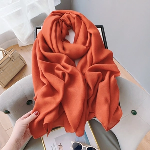 Écharpe élégante en lin rouge brique uni avec une texture tissée douce pour femme