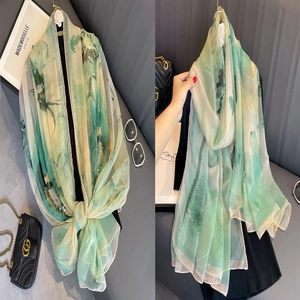 Long châle en soie vert à fleurs en tissu léger et transparent avec motif à l'encre