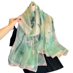 Longue écharpe en soie vert sauge avec imprimé floral artistique pour plage et protection solaire