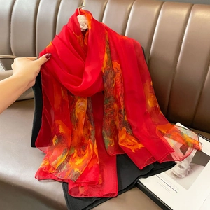 Grand foulard rouge à imprimé floral en mousseline légère pour la plage et le voyage