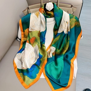 Grand châle élégant en soie avec imprimé lotus et bordure orange pour la protection solaire