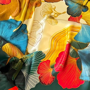 Seidenschal mit Ginkgoblatt-Druck in lebhaften Blau- Gelb- und Rottönen