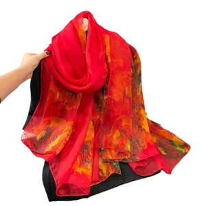 Grand foulard en soie rouge avec d'élégants motifs floraux abstraits orange