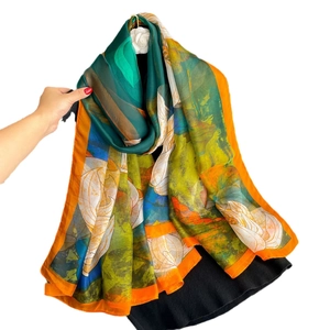 Grand foulard élégant en soie artificielle à fleurs avec bordure orange pour plage d'été