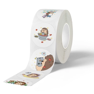 Rouleau de 500 autocollants hérissons mignons illustrant des scènes du quotidien