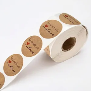 Rouleau d'autocollants ronds en kraft avec cœur rouge et texte handmade with love