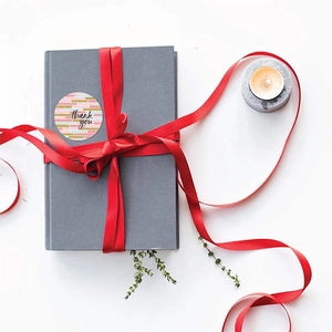 Autocollant merci à rayures roses sur boîte cadeau avec ruban et bougie
