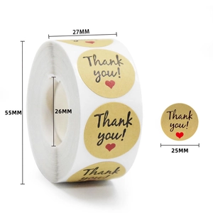Detail von 25mm runden Kraftpapier-Aufklebern mit Thank You Text und Herz auf der Rolle