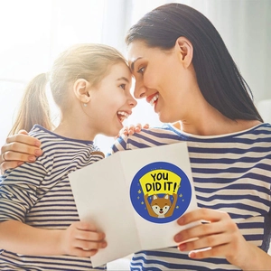 Autocollant de récompense renard pour enfants avec texte You Did It tenu par une famille