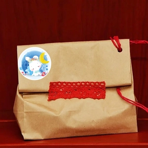 Pegatinas de conejo en bolsa de papel kraft con encaje rojo y cordón decorativo