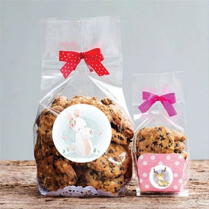 Lindas pegatinas de animales en bolsas de galletas transparentes con lazos decorativos