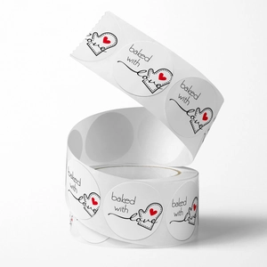 Rouleau d'étiquettes rondes blanches avec texte Baked with Love pour emballage cadeau