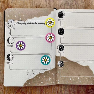 Set adesivi creativi per agenda settimanale con fiori sorridenti su sfondo di legno