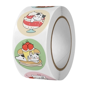 Nahaufnahme von runden Aufklebern mit süßen Cartoon-Katzen und Dessert-Motiven auf Rolle