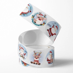 Rotolo di adesivi natalizi con disegni di Babbo Natale, renne e pinguini su fondo blu