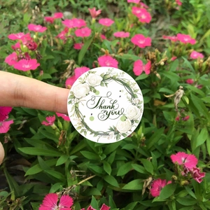 Autocollants de remerciement floraux avec roses blanches et feuilles vertes sur étiquette