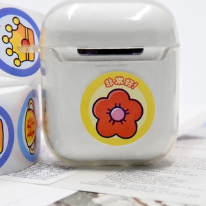 Adesivi premio fiore rosso su custodia per cuffie con testo 'Molto bene' e rotolo