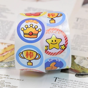 Rotolo di adesivi premio per bambini con motivi colorati di corone e stelle dorate