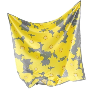 Elegante 90x90cm zijden sjaal met gele bloemenpatronen en grijze satijnen finish