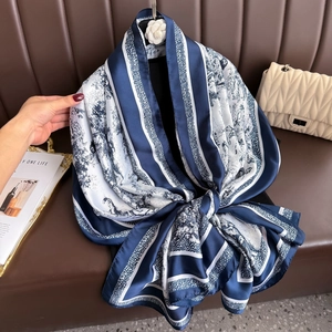 Blau-weißer Seidenschal mit eleganten Vintage-Streifen und französischen Toile-Mustern