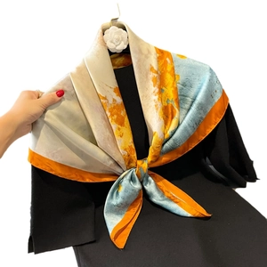 Seidenartiges Satintuch mit abstraktem Muster in Orange und Blau und Rollsaum