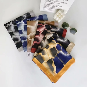 Détail de foulards en soie à imprimé léopard avec accessoires de mode élégants