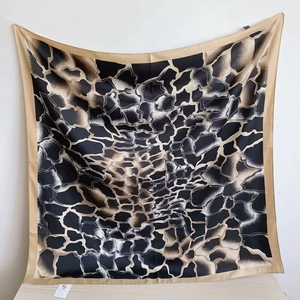 Carré de soie 90cm avec imprimé girafe marron et bordure contrastée crème