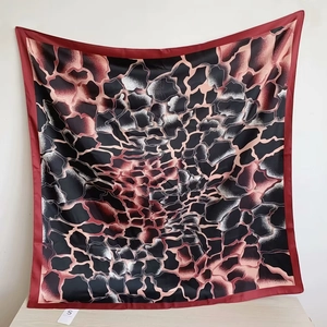 Carré de soie imprimé léopard avec bordure rouge pour écharpe de mode hivernale femme