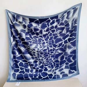 Carré de soie bleu marine et blanc avec des motifs géométriques abstraits de léopard