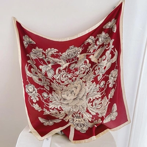 Carré de soie élégant de 90 cm avec imprimé floral vintage et oiseaux rouge foncé