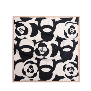 Foulard quadrato in seta 90cm con romantico motivo floreale di camelie nere e crema