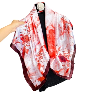 90cm Seidenschal mit rot-orangefarbenem Blumendruck und glattem Satinrand am Model
