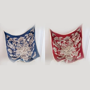 Carré de soie élégant de 90 cm avec imprimés de pivoines et papillons en bleu et rouge