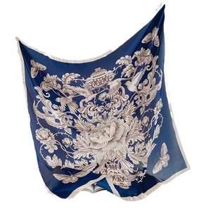 Carré de soie bleu marine 90cm avec imprimés vintage oiseaux et fleurs pour femme