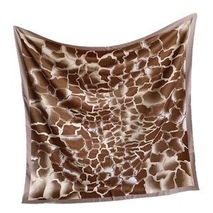 Grand foulard carré de 90 cm en soie avec imprimé girafe marron et finition satinée