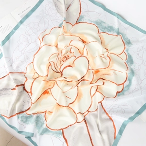 Künstlerisches Seidentuch in Creme mit orangefarbenen Rosen und cyanblauem Rand