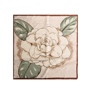Eleganter Seidenschal mit Kamelien-Druck für Damen, 90x90cm Blumenschal in Weiß