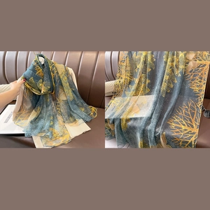 Foulard en soie artistique bleu marine et or avec imprimé floral pour protection solaire