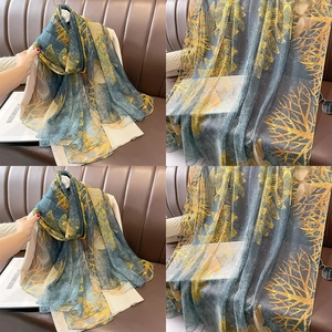 Châle en soie bleu-gris élégant avec imprimé ginkgo doré pour femme, foulard chic