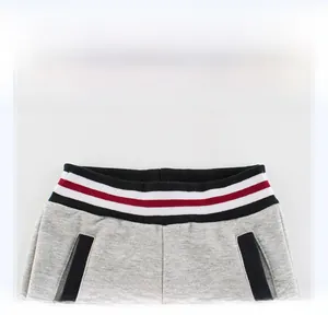 Détail de la taille élastique sur le jogging gris pour garçon avec motifs rayés