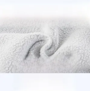 Détail de la texture polaire douce et respirante pour pantalon de jogging enfant